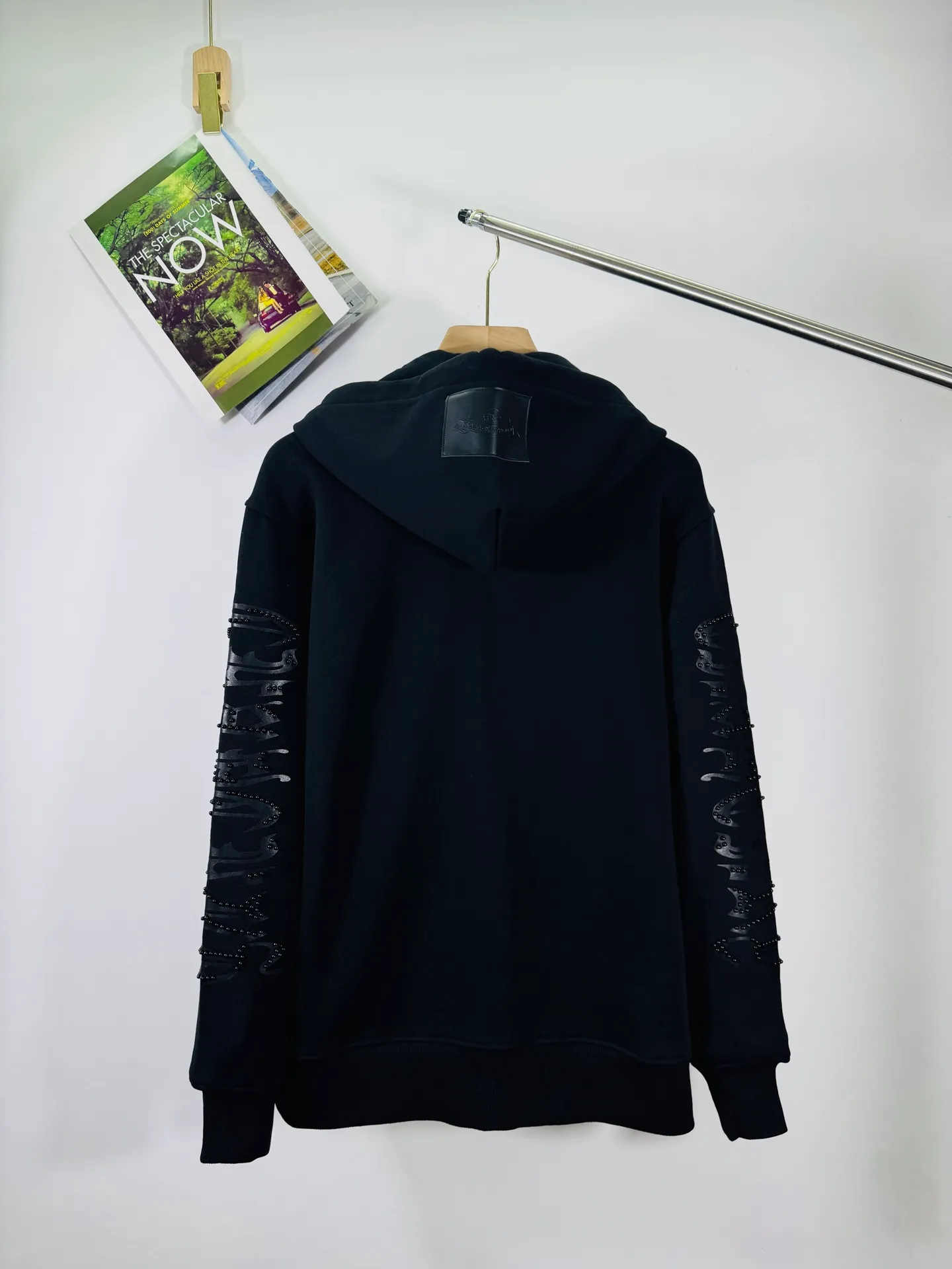 P340 top version, real shot without P, ​​different from market currency) 𝗖𝗵𝗿𝗼𝗺𝗲 𝗛𝗲𝗮𝗿𝘁𝘀/Cro Heart 2025 Rivets Autumn and Winter New Original Single Counter American Rivets 3D Three-dimensional Couple Casual Cardigan Sweatshirt 👑The highest version! Customized fabric 480g tripe terry fabric! American acid-washed and distressed original fabric with laser rivets. Best-selling model at the counter. Very comfortable to wear. Accessories: Original molded and authenticated collar label➕100% silk wash label. Genuine purchase-grade original hangtag➕matching hanging rope➕3D hanging beads➕original packaging bag. Craftsmanship: The original version has consistent wiring! The highest version of the armhole matching technique! Color: Black Size: S M L XL Style No.: 613